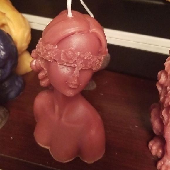 Blind folded Lady bust candle in harvest leaves scent,  custom made new soy wax - Picture 6 of 6